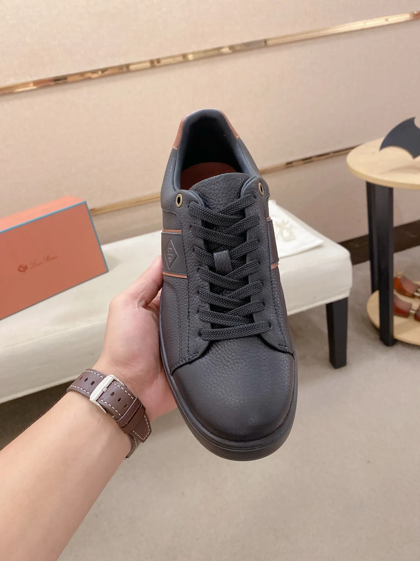 Men's shoes💰: 580💰🔥𝐥𝐨𝐫𝐨 𝐏𝐢𝐚𝐧𝐚 lp classic loafers, an Italian treasure brand, the only brand that can match Hermès! Only after wearing it do we realize that we can’t live up to our feet. The upper is made of imported first-layer cowhide with breathable fly-knit fabric, water-dyed cowhide foot pads, and the official original glass rubber outsole and pendant. Exclusive original packaging (tag ➕ brand paper ➕ outer box ➕ hand bag) code number: 38-44. Can be customized 45-46